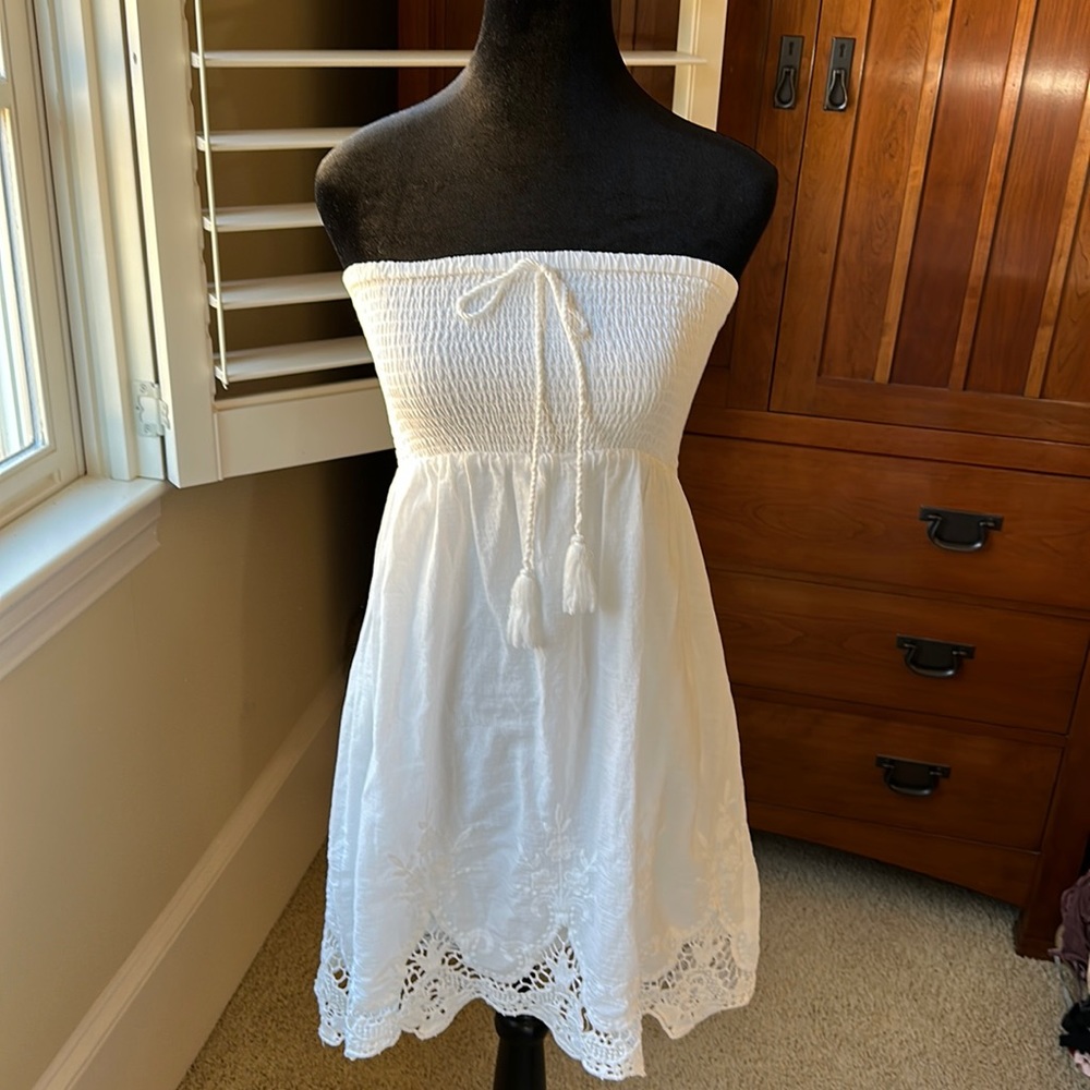 ✅STRAPLESS WHITE DRESS WITH EMBROIDERY&lace. Stretchy top & flowy lined bottom.